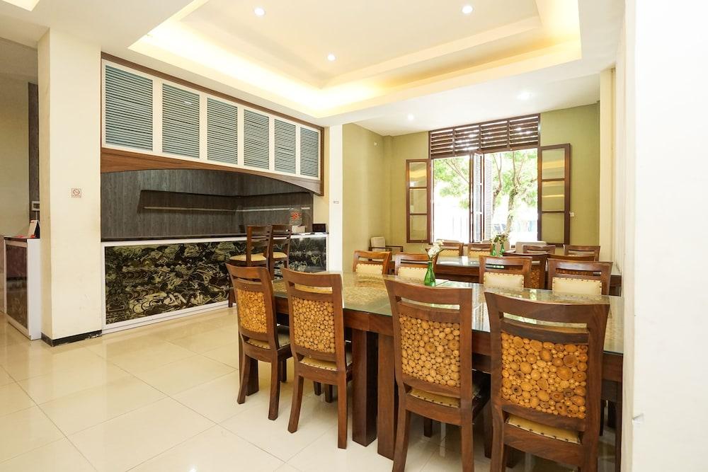 Oyo 282 Putri Utari Residence มะลัง ภายนอก รูปภาพ
