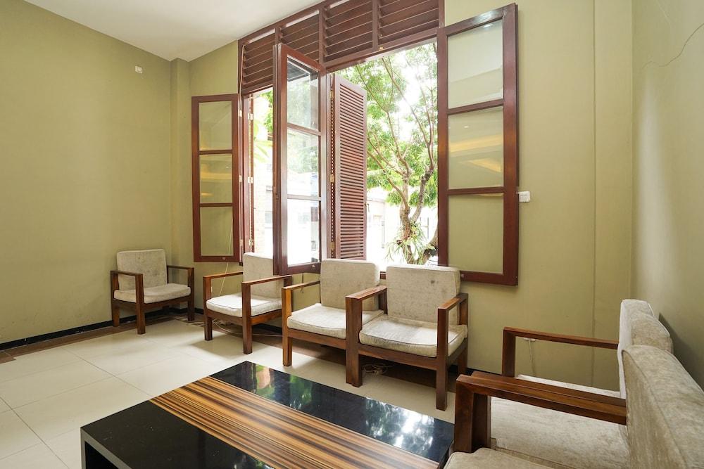 Oyo 282 Putri Utari Residence มะลัง ภายนอก รูปภาพ