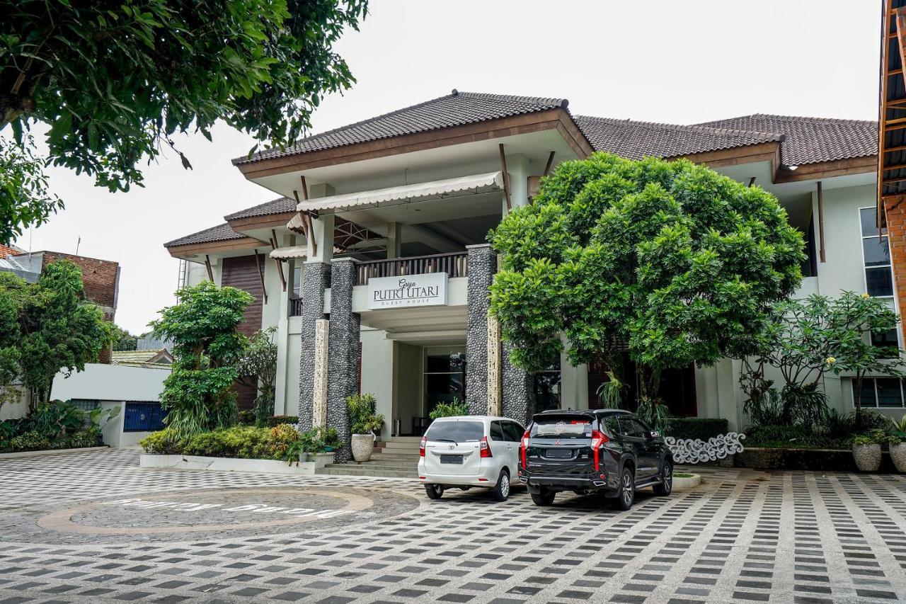 Oyo 282 Putri Utari Residence มะลัง ภายนอก รูปภาพ