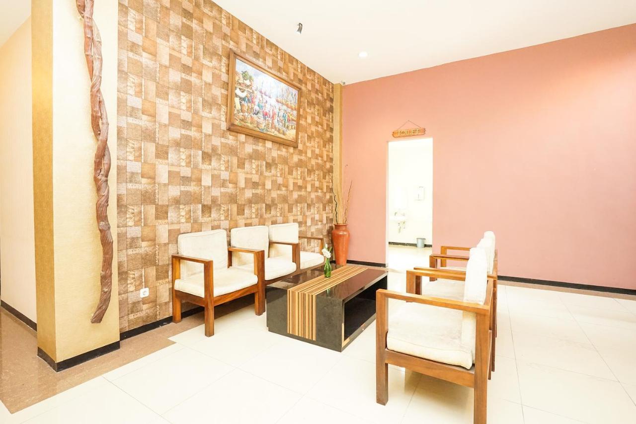 Oyo 282 Putri Utari Residence มะลัง ภายนอก รูปภาพ
