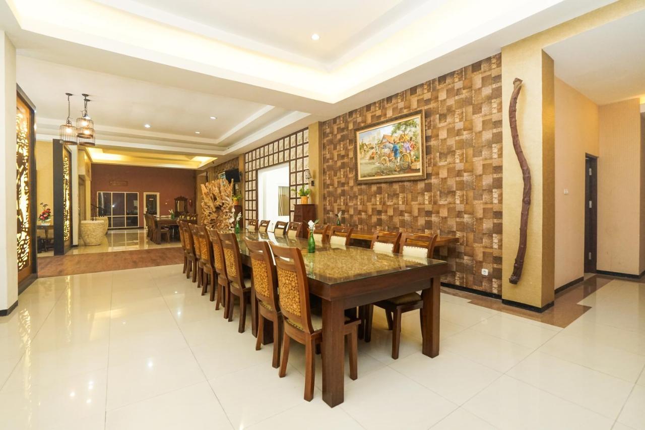 Oyo 282 Putri Utari Residence มะลัง ภายนอก รูปภาพ